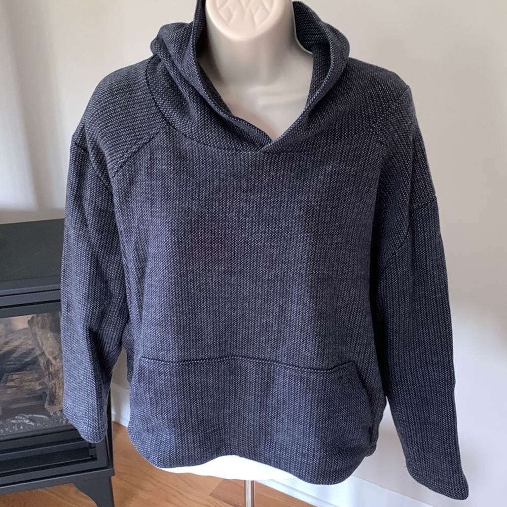 Laain Activewear. Cropped Hoodie. Sz: Med (8). Please note measurements.